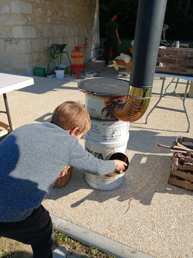 Rocket Stove :Alimentation du foyer en petit bois.