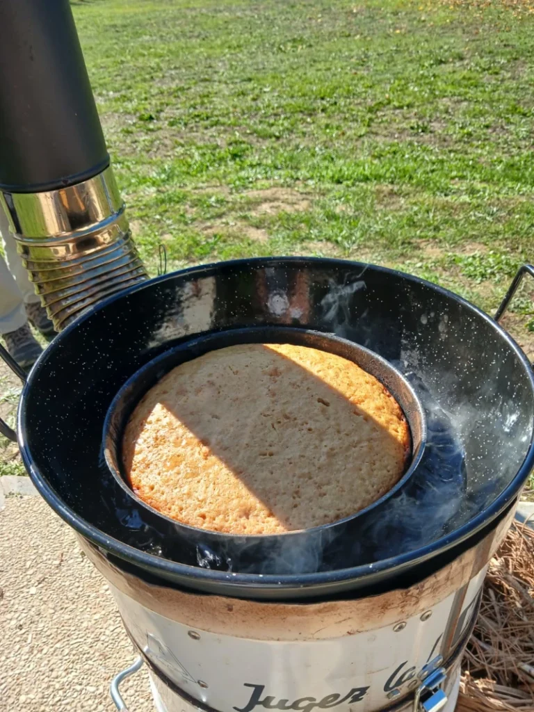 Rocket-Stove : Cuisson d'un gâteau au bain-marie.