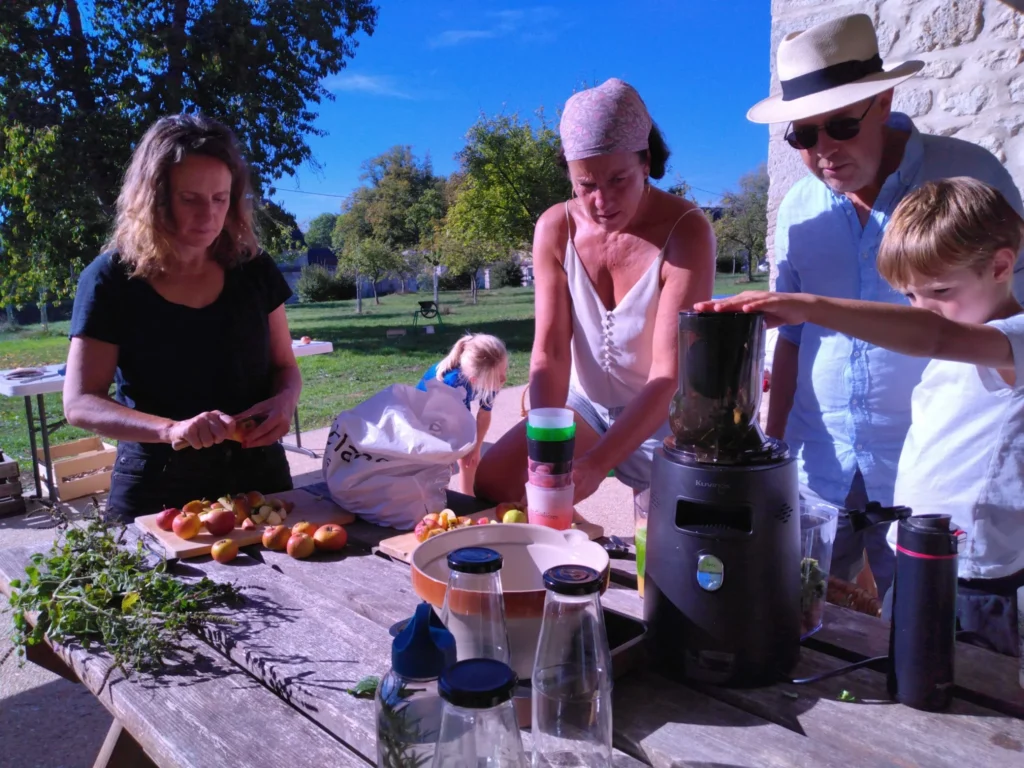 Atelier de transformation des pommes : l’extracteur de jus.