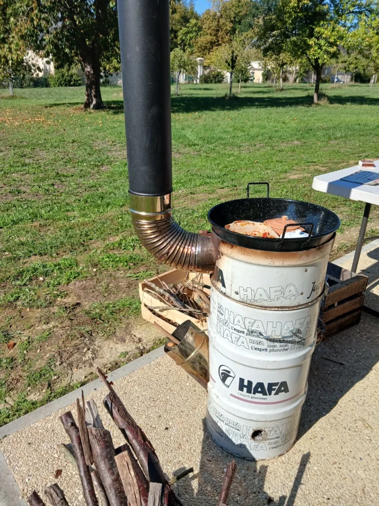 Le Rocket stove et sa cheminée.